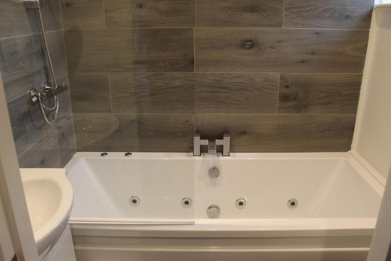 Albert Luxury Hottub & Jacuzzi Apartments Blackpool Bagian luar foto