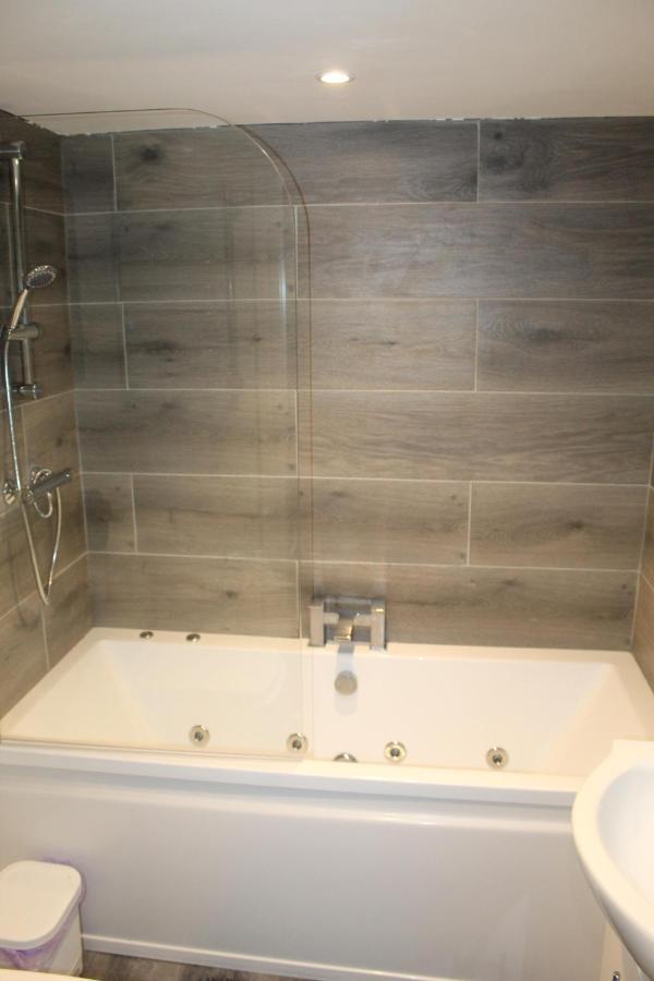 Albert Luxury Hottub & Jacuzzi Apartments Blackpool Bagian luar foto