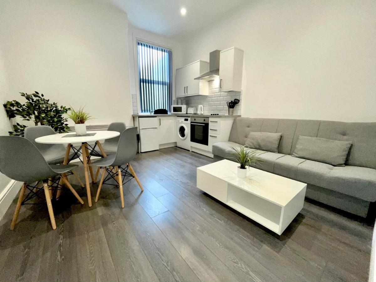 Albert Luxury Hottub & Jacuzzi Apartments Blackpool Bagian luar foto