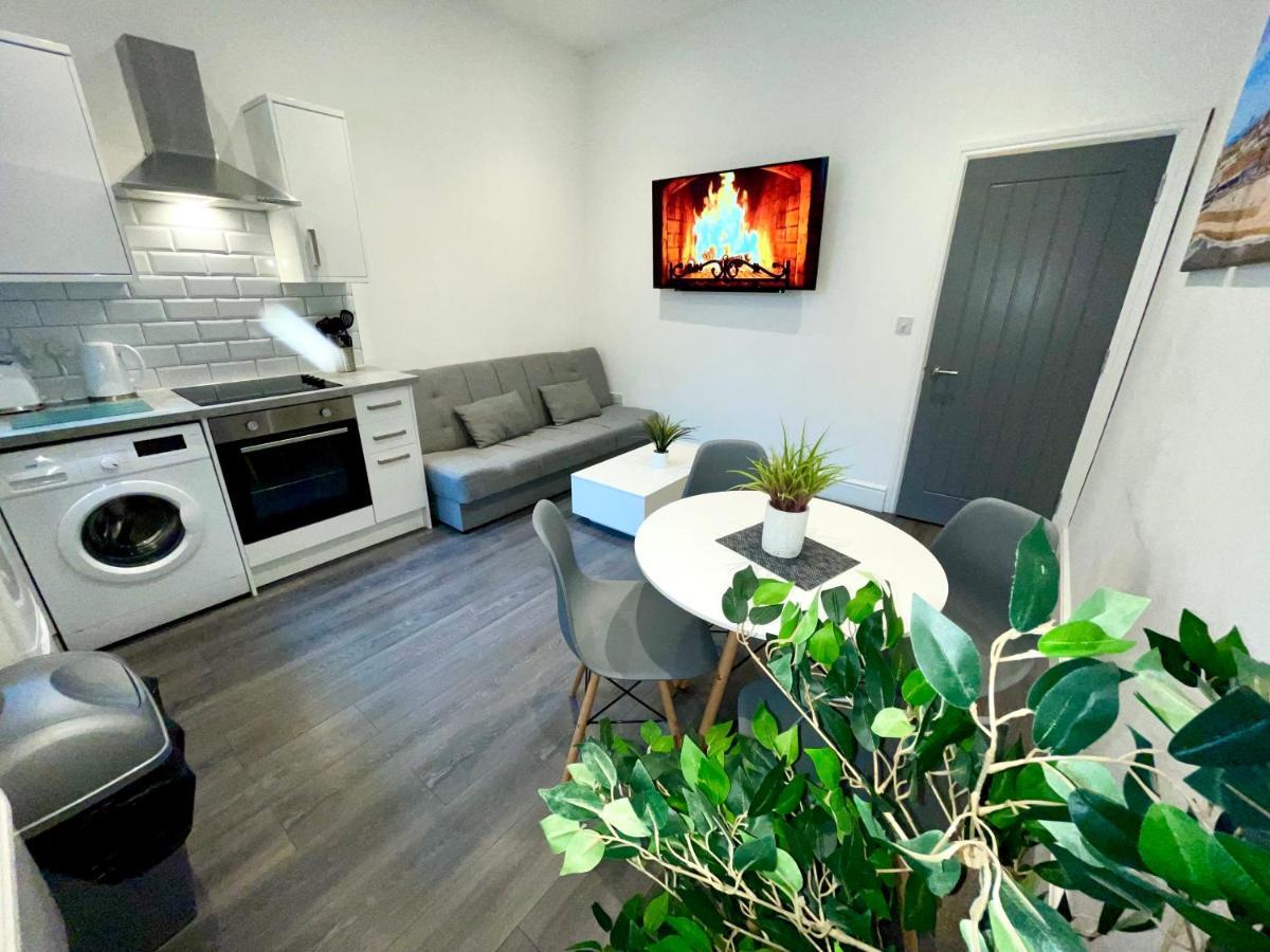 Albert Luxury Hottub & Jacuzzi Apartments Blackpool Bagian luar foto