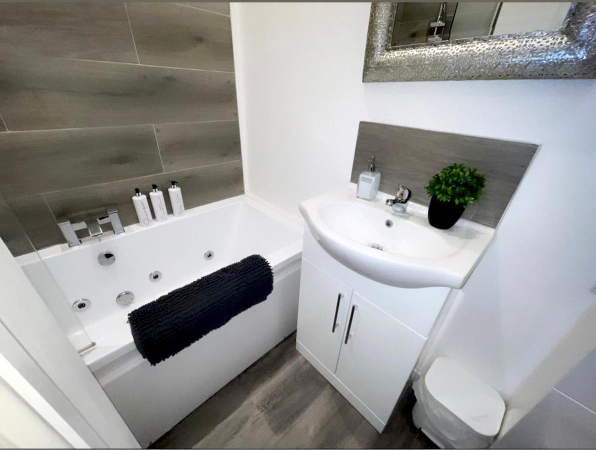 Albert Luxury Hottub & Jacuzzi Apartments Blackpool Bagian luar foto