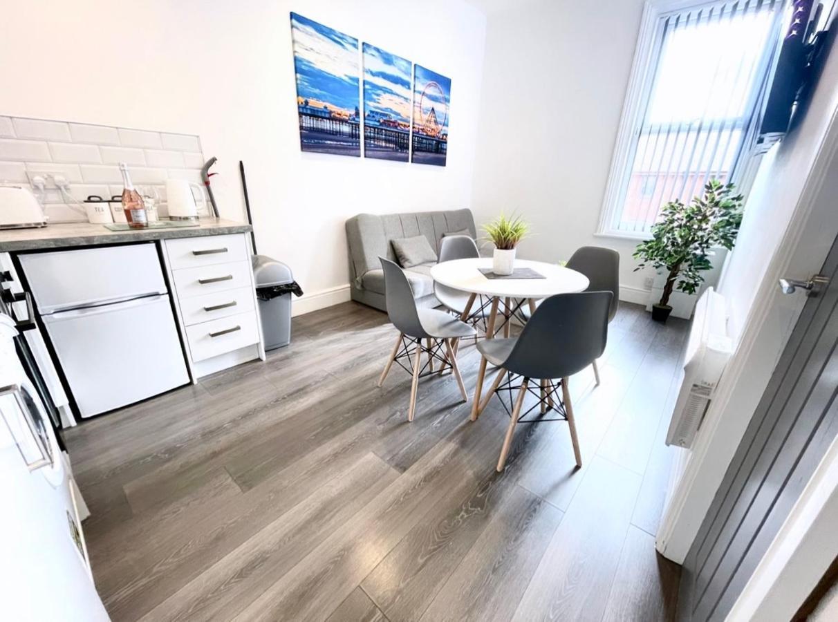 Albert Luxury Hottub & Jacuzzi Apartments Blackpool Bagian luar foto