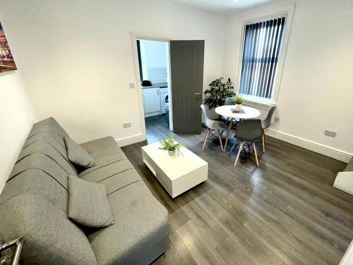 Albert Luxury Hottub & Jacuzzi Apartments Blackpool Bagian luar foto