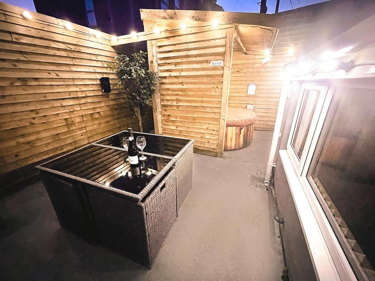Albert Luxury Hottub & Jacuzzi Apartments Blackpool Bagian luar foto