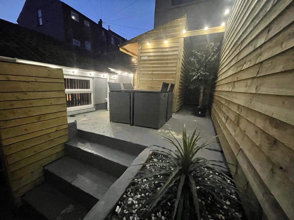 Albert Luxury Hottub & Jacuzzi Apartments Blackpool Bagian luar foto