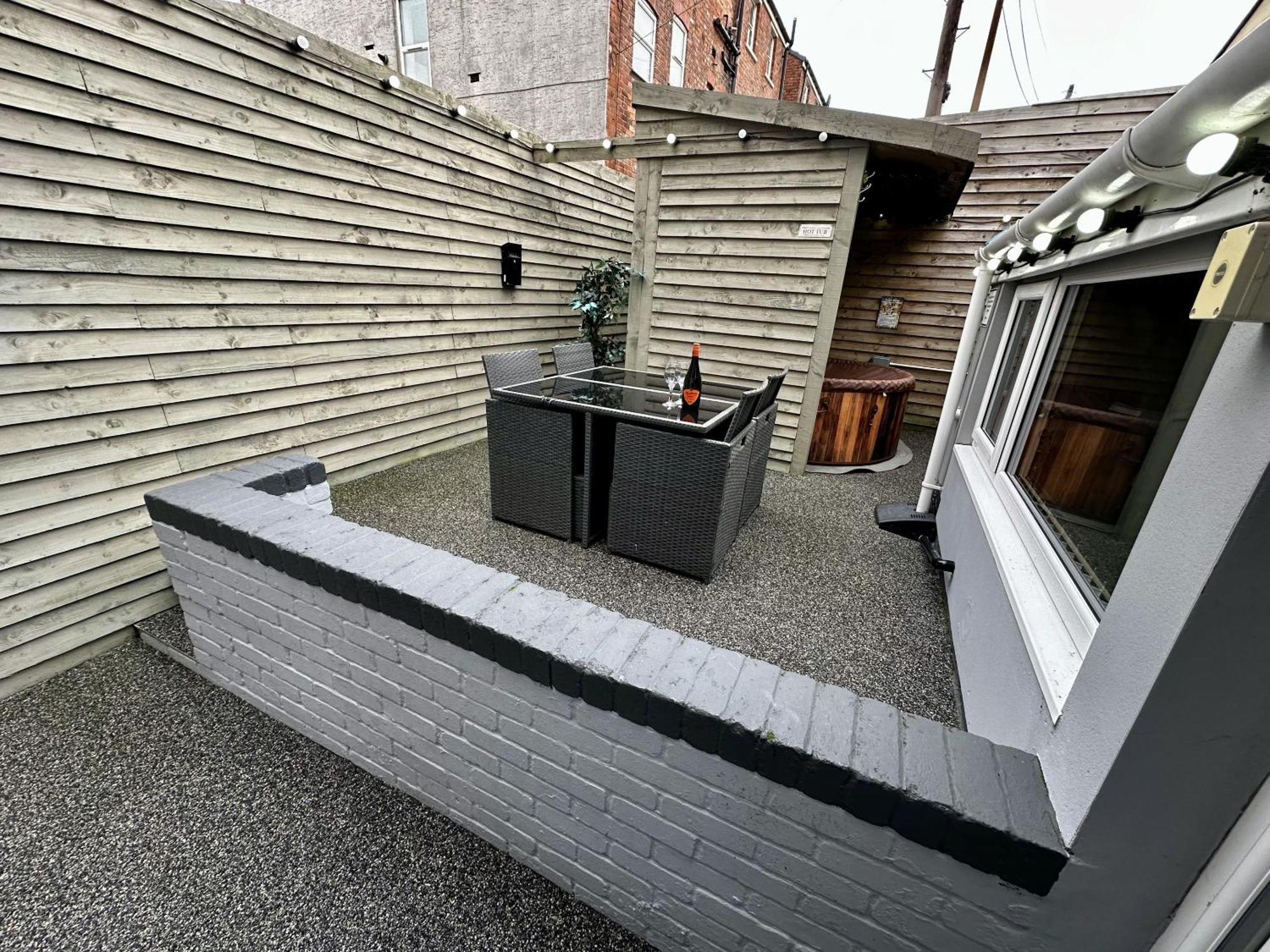 Albert Luxury Hottub & Jacuzzi Apartments Blackpool Bagian luar foto
